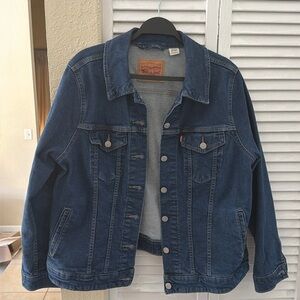 Levi's Women's Blue Denim Jacket - Classic Trucker Style size 1x